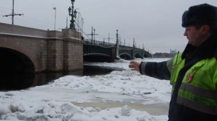 Капитан полиции спас тонущую в Неве петербурженку