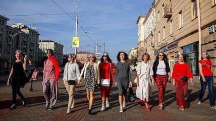 Девушки в коронах и колонны автозаков: в Минске собирается новый протест после инаугурации Лукашенко