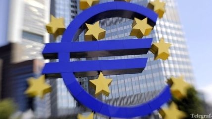Евро впервые за 12 лет опустился до $1,05