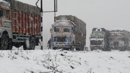 Снегопады и лавины парализовали движение на дорогах в Индии: туристы оказались в "ловушке" (видео)