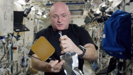 Астронавты показали, как играют в "космический" пинг-понг (Видео)