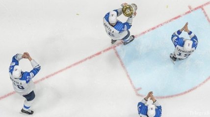 Журналист съел газету, в которой критиковал сборную Финляндии по хоккею (Видео)