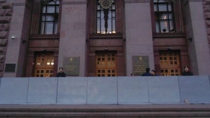 Возле стен Киевсовета "вырос" забор, а здание охраняет "Беркут"