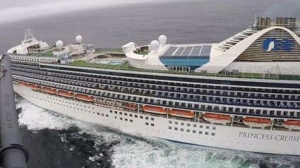 Пассажиры лайнера Grand Princess, где нашли коронавирус, покидают судно