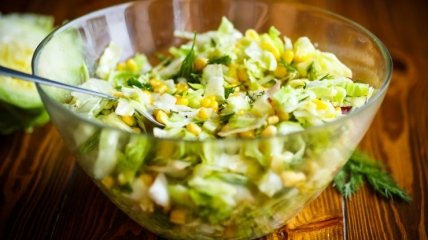 Витаминный и богатый на клетчатку салат из молодой капусты
