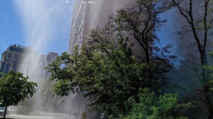 У Києві прорвало водогін, струмінь води піднявся на десятки метрів
