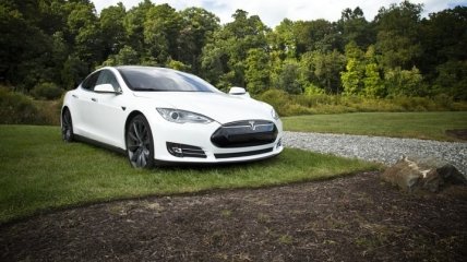 Водитель авто Tesla, заявил что автопилот помешал ему избежать ДТП