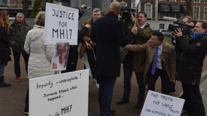Под судом в Гааге протестуют родственники погибших в катастрофе МН17
