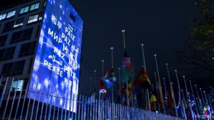 На штаб-квартире ЮНЕСКО в Париже появился экран с надписью на 6 языках