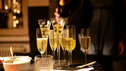 Шампанское – неизменный атрибут Нового года, но скоро этот напиток может исчезнуть