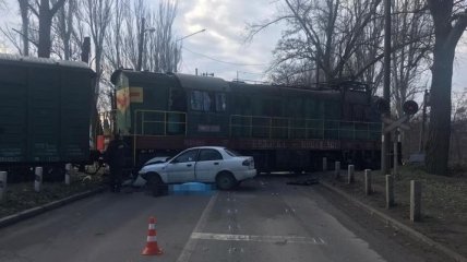 И еще одно ДТП в Запорожье: водитель легковушки въехал в поезд (Фото)