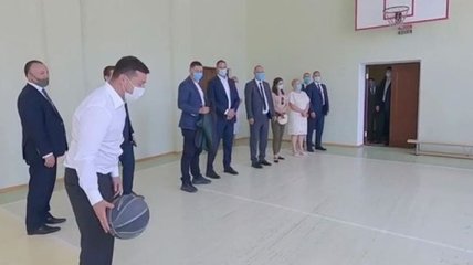  Зеленский показал, как умеет играть в баскетбол (Видео)