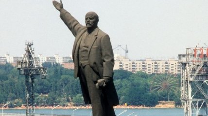 Никто не покупает: на Харьковщине уже в третий раз пытаются продать снесенный памятник Ленину