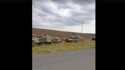 Возле границы с Украиной заметили колонну тяжелой техники (Видео)