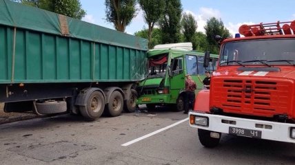 Столкновение грузовика с маршруткой на Днепропетровщине: 22 человека пострадало