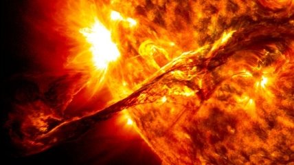 NASA опубликовало видео отрывающегося от Солнца протуберанца (Видео)