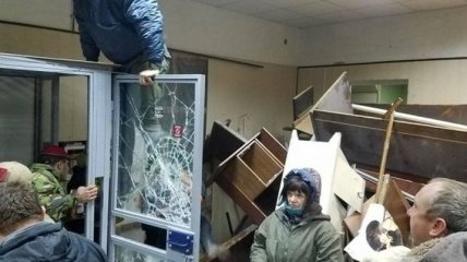 Полиция штурмом взяла Святошинский суд в Киеве