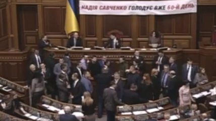 Депутаты заблокировали трибуну ВР