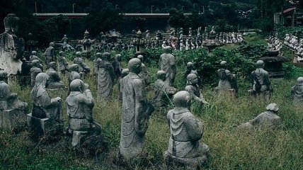 Жутковатая японская деревня, где живут одни статуи (Фото)