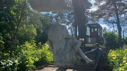 Памятник "Родина-мать" во Львовской области