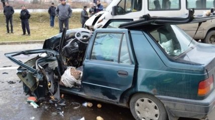 В Румынии легковой автомобиль врезался в микроавтобус, есть погибший