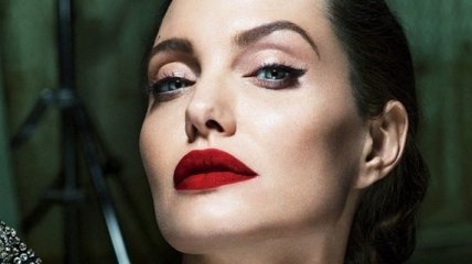 Анджелина Джоли недовольна тем, что Брэд Питт общается с Дженнифер Энистон