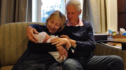 Билл и Хиллари Клинтон показали новорожденного внука. ФОТО
