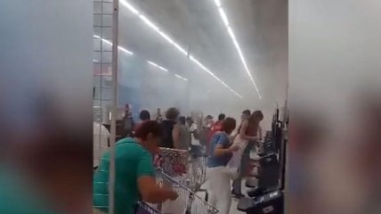"Ашан" горит: в киевском магазине загорелась печь (Видео) 