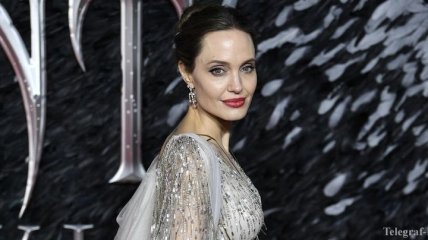 Анджелина Джоли посвятила эссе покойной матери: "Ее смерть изменила меня"