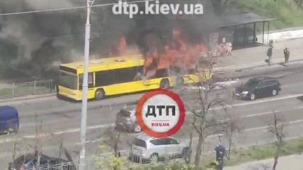 Сгорел за считанные минуты: в Киеве произошло огненное ЧП с автобусом (видео)