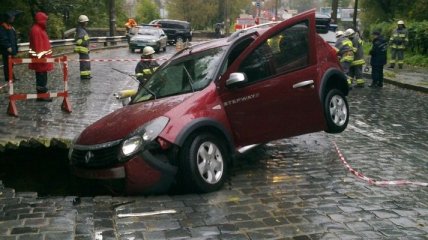Обвал дороги: в Киеве авто с водителем провалилось в 3-метровую яму 