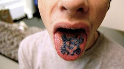 Жуткое зрелище: люди набили на языках татуировки (Фото)
