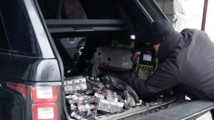 У контрабандиста сигарет изъяли Range Rover (Фото и видео)