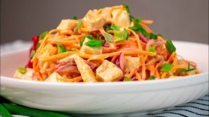 Корейська морква, кукурудза та сир Чечіль — ідеальне поєднання для смачного і пікантного салату
