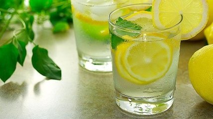 Диетологи развеяли популярный миф о воде с лимоном 