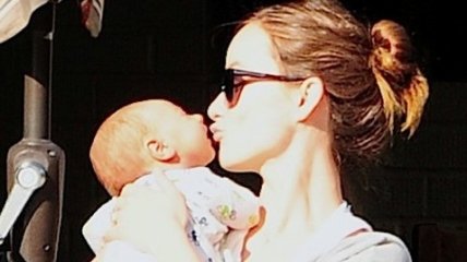 Материнские нежности Оливии Уайлд с трехнедельным сыночком (ФОТО)