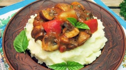 Рецепт дня: грибы, тушенные с болгарским перцем, в томате