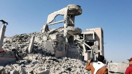 Центр содержания заключенных в Йемене попал под авиаудар: более 100 погибших