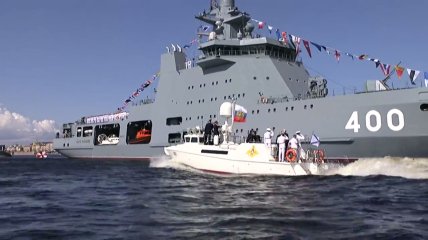 Россияне провели парад ко дню ВМФ: журналисты заметили странность