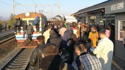 Терпение лопнуло: люди в Киеве заблокировали электричку