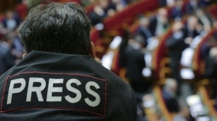 Порошенко осуждает обнародование данных журналистов на сайте "Миротворец"