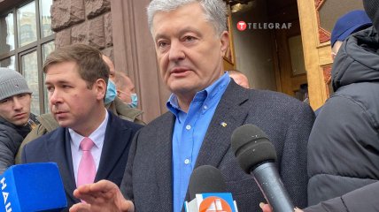 Петр Порошенко вместе с адвокатом Ильей Новиковым у здания ГБР