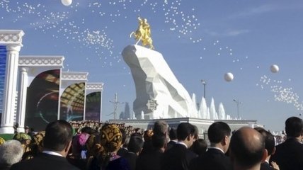 В столице Туркменистана установили золотую статую президента