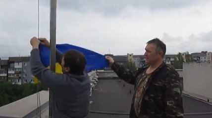 Над горсоветом Алчевска подняли флаг Украины