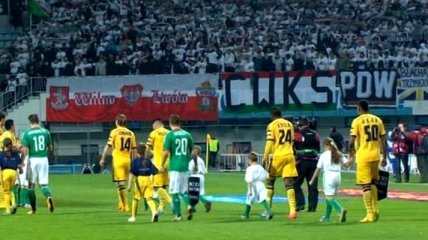 Фанаты польской "Легии" в Киеве вывесили баннер "Львов - это Польша"