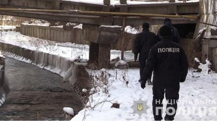 Провожал сослуживцев на поезд: В Киеве из реки Лыбидь выловили тело военнослужащего