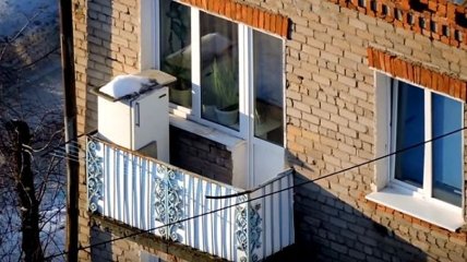 Ничего особенного – просто холодильник на чьем-то балконе
