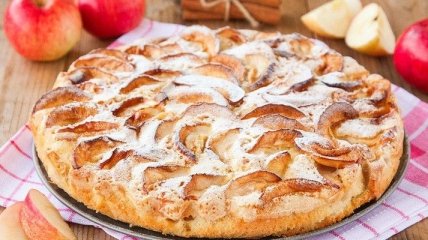 Рецепт дня: традиционная шарлотка с яблоками 