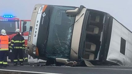 Транспортное крушение: В Чехии перевернулся автобус с 70 детьми