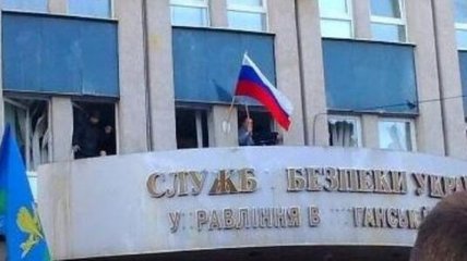 Луганские сепаратисты заминировали здание СБУ и удерживают около 60 заложников